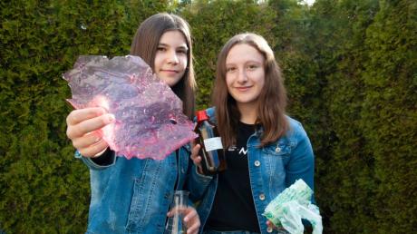 Rebekka Graf (links) und Anja Braun erforschen Biofolien. Die Schülerinnen des Maria-Ward-Gymnasiums haben sich gefragt, ob sie tatsächlich abbaubar sind, wie es die Hersteller versprechen. 