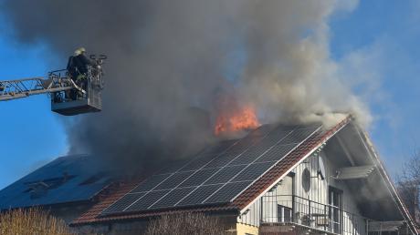 In Hofstetten brennt ein Wohnhaus. Die Feuerwehr ist im Einsatz.