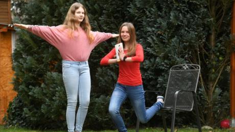 Sarah Ulrich und Neele Mewes erreichten bei Jugend forscht mit ihren Sportübungen zum Steigern des  Denkvermögens in ihrer Altersklasse den zweiten Platz im Bereich Biologie.