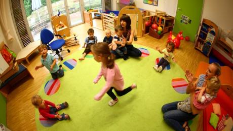 Bis der Bedarf an Kitaplätzen in Neu-Ulm gedeckt ist, sollen Kindertagespfleger die Betreuung übernehmen.