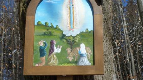 Die Fatima-Tafel am Burgberg hoch über Walkertshofen erstrahlt wieder in leuchtenden Farben.
