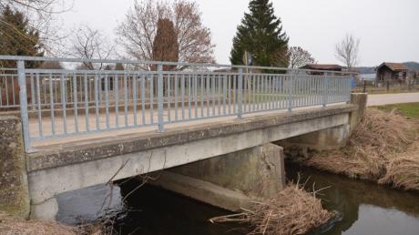 Die nördliche Brücke in Unterroth wird auch von schweren landwirtschaftlichen Maschinen befahren und müsste daher dringend renoviert werden. Die Gemeinde hofft auf Fördergelder. 