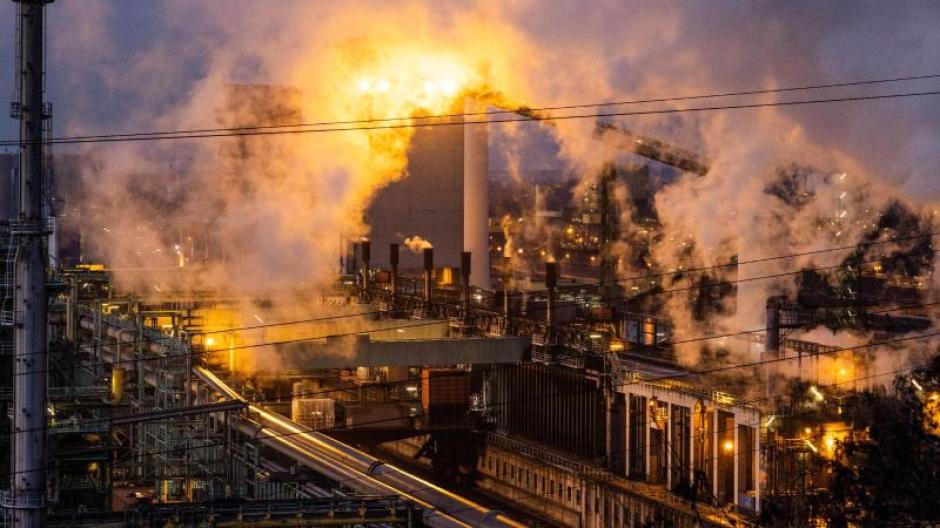 Das ThyssenKrupp Stahlwerk in Duisburg. Der Konzern bekommt enorme Summen für die Umstellung von Koks auf Wasserstoff. Die FDP befürchtet, Habeck gebe Staatsgeld für alles, was grün klingt.