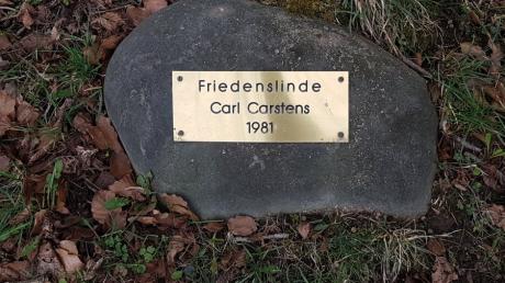 Anlässlich der Wanderung von Bundespräsident Karl Carsten 1981 im Bereich von Waldheim wurde eine Friedenslinde gepflanzt. Daran erinnert dieses Hinweisschild an der Linde.