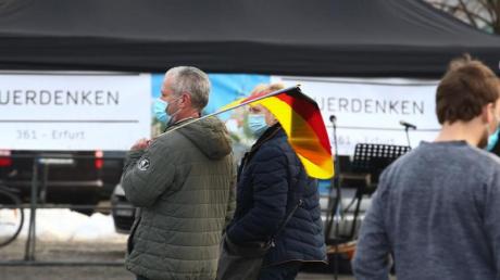 Teilnehmer einer Demonstration gegen die Corona-Maßnahmen in Erfurt auf dem Domplatz.
