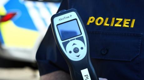 Abseits der befestigten Straßen hat eine Polizeistreife am Sonntagabend ein Auto im Wald zwischen Christertshofen und Halbertshofen entdeckt. Der Fahrer roch stark nach Alkohol. 