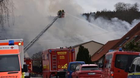 Lichterloh gebrannt hat am Montagmittag das Wohnhaus eines alten landwirtschaftlichen Anwesens im Harburger Stadtteil Brünsee. Über dem Ort stand eine große Rauchwolke.