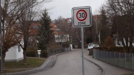 Die Schörrstraße in Walkertshofen wurde in eine Zone 30 umgewandelt und somit gilt nun rechts vor links. Dies sorgt bei manchen Anwohnern für Unmut.