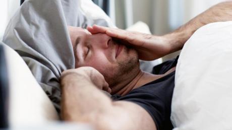 Ein Vitamin-Mangel kann zu Müdigkeit führen. Hier sehen Sie welche Vitamine gezielt gegen Schlappheit helfen können.