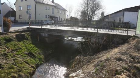 Die Ecknachbrücke in Adelzhausen wird komplett erneuert. Dafür muss die Ortsdurchfahrt ab Montag gesperrt werden.
