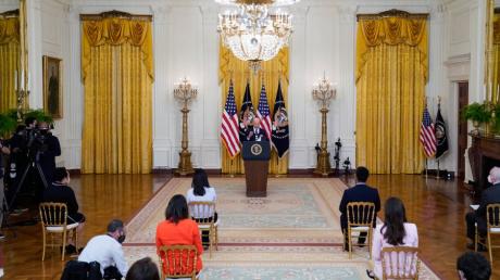 Neun Wochen nach seinem Amtsantritt hat US-Präsident Joe Biden seine erste Pressekonferenz im Weißen Haus gegeben. Wegen der Corona-Bestimmungen waren nur 25 Journalisten zugelassen.