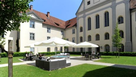 Das Kloster Holzen ist der ehemalige Besitzer von Allmannshofen. Heute ist es ein Wahrzeichen der Gemeinde - und ein Hotel.