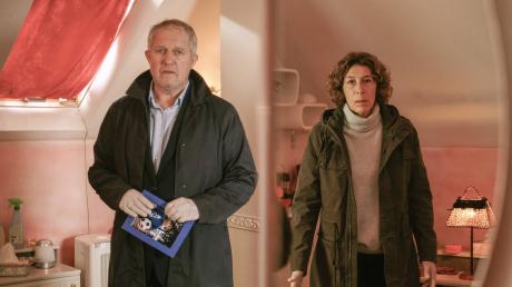 Moritz Eisner (Harald Krassnitzer) und Bibi Fellner (Adele Neuhauser) wird der Fund einer Toten in einer trostlosen Wohngegend gemeldet. Szene aus dem Wien-Tatort "Die Amme".