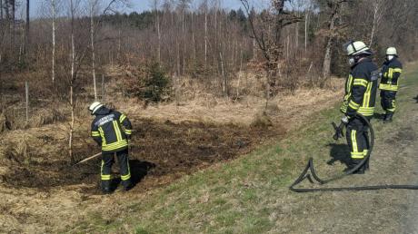 Durch ein Bauteil, das von einem Lkw abbrach, ist Gras an der Böschung neben der B2 bei Rehau in Brand geraten. Die Feuerwehren aus Monheim und Rehau waren im Einsatz.