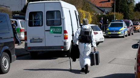 Streifenwagen haben am Sonntagnachmittag stundenlang ein Straße in Wullenstetten gesperrt. Beamte der Kriminaltechnik haben in Schutzanzügen Spuren im Haus gesichert.