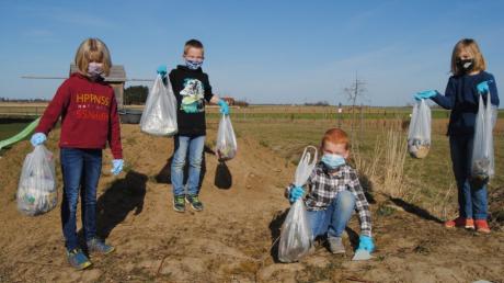 Gleich mehrere Tüten Müll haben Leni, Bene, Johannes und Paul aus den Wehringer Fluren gesammelt. Diese Aktion wollen sie bald wiederholen.