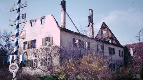 Nur die Außenmauern und die beiden Kamine blieben übrig nach dem Rehlinger Pfarrhausbrand im Jahr 1981. Im Inneren des Gebäudes war alles zerstört.