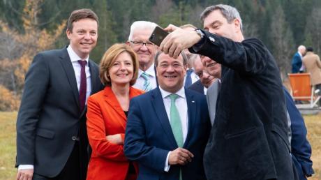 Das Lachen ist vielen Ministerpräsidenten inzwischen vergangen: Tobias Hans, Malu Dreyer, Winfried Kretschmann, Armin Laschet  und Markus Söder während einer Konferenz auf Schloss Elmau.