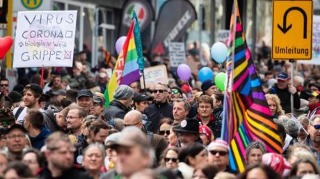 Zahlreiche Demonstranten der Initiative "Querdenken" zogen mit Ziel Cannstatter Wasen am Samstag durch die Stuttgarter Innenstadt.