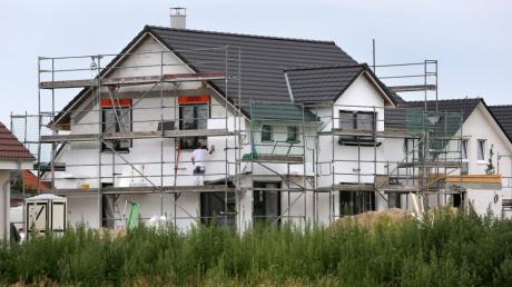 In Steindorf ist ein Neubaugebiet geplant, das unter anderem Bauplätze für Einfamilienhäuser vorsieht.