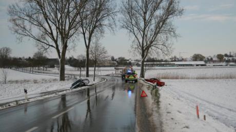 Auf der Kreisstraße AIC 1 nahe Inchenhofen geschah am Donnerstagmorgen ein Unfall. Zwei Autofahrer landeten im Straßengraben.