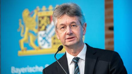 Der Kultusminister von Bayern, Michael Piazolo, erklärte am Freitag bei einer Pressekonferenz erneut die Regelungen für die verpflichtenden Corona-Tests an den Schulen.