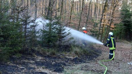 Im Wald zwischen Oberroth und Unterschönegg brennt es.