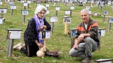 Aus Überzeugung betreiben Dorothee Petri, die Witwe des Gründers, den Attis-Tierfriedhof. Helmut Spengler hilft bei der ehrenamtlichen Pflege des Areals. 