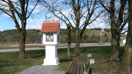 Das Ulrichsmarterl im Todtenweiser Ortsteil Sand ist renoviert. Der Bildstock ist mit vier Bildern hinter den dicken Scheiben versehen, die auf den heiligen Ulrich verweisen.