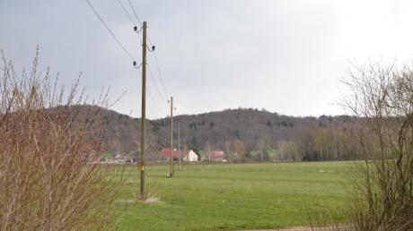 Ganz im Süden der Gemarkung Unterroth in direkter Nähe zu den
Strommasten plant ein Investor aus Babenhausen eine Photovoltaikanlage. Im
Hintergrund ist Schalkshofen zu sehen. 