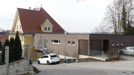 Die Kindertagesstätte in Kettershausen mit der im Jahr 2018 eingeweihten Kinderkrippe. Für die Erweiterung um jeweils eine Gruppe sind im Finanzhaushalt Gelder vorgesehen.