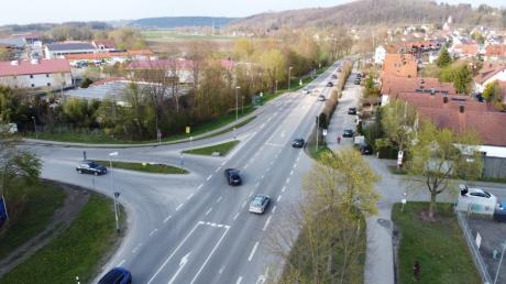 An der Ortsdurchfahrt in Mühlhausen wird die Kreuzung der Staatsstraße umgebaut und eine Ampel errichtet. Zu den Stoßzeiten drängt sich der Verkehr an dieser Kreuzung. Vor allem Fahrzeuge aus dem Gewerbegebiet Unterkreuthweg (links) müssen zum Teil lange warten, bis sie abbiegen können.