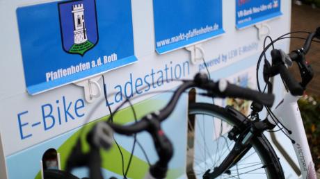 Die E-Bike-Ladestation am Gablinger Rathaus funktioniert nicht. Das wirft Fragen auf. 