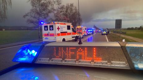 Bei einem schweren Verkehrsunfall auf der B17 bei Unterdießen ist ein 58-jähriger Mann ums Leben gekommen.