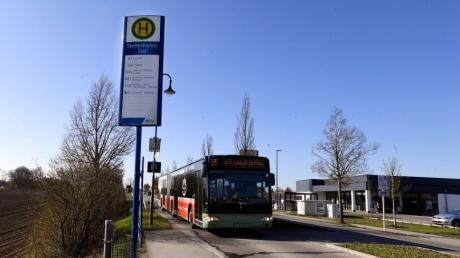 Die Bushaltestelle Stettenhofen Süd in Richtung Langweid soll komfortabler gestaltet werden, beschloss der Gemeinderat Langweid.
