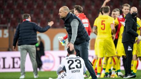 Nach der Niederlage gegen Köln tröstete Trainer Heiko Herrlich (oben) seine Spieler. Ob er als Trainer des FC Augsburg weitermachen darf, ist noch offen.