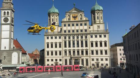Der Rettungshubschrauber landete auf dem Augsburger Rathausplatz.