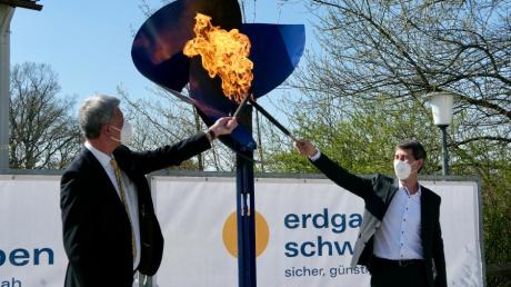 Im Frühjahr startete die  Erdgasversorgung der Marktgemeinde Biberbach. Bürgermeister Wolfgang Jarasch und Erdgas-Schwaben-Sprecher Markus Last entzündeten die symbolische Gasflamme im Schulhof. Jetzt bekommt auch die Zollsiedlung einen Anschluss.