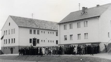 Der Tag der Einweihung am 7. Mai 1961: Die Dorfgemeinde Todtenweis versammelte sich vor Schulhaus und Lehrerwohnhaus. Die Eingänge zum Schulhaus waren festlich geschmückt.