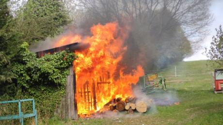 In Nattenhausen ist am Freitagnachmittag ein Holzschuppen in Brand geraten.