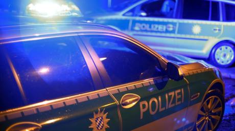 Ein 20-jähriger Rollerfahrer ist in Aretsried von einem Auto erfasst worden, teilt die Polizei mit. 