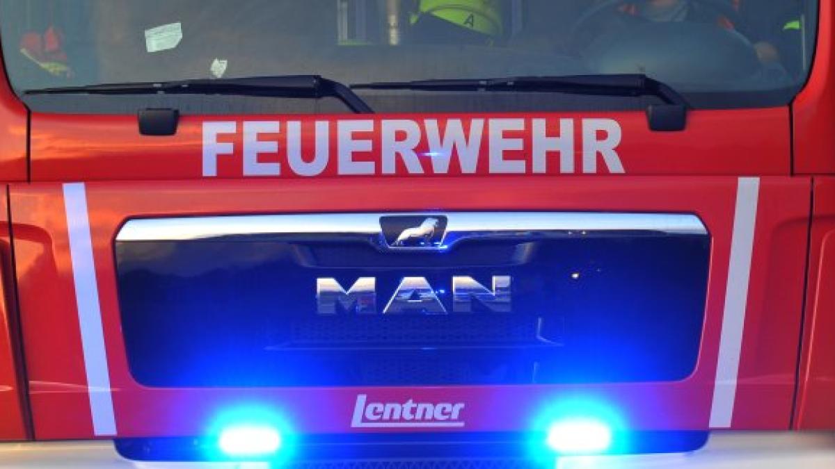 #Augsburg: Brennende Äste beschädigen Auto