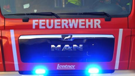 Feuerwehr und Polizei waren im Einsatz, als Äste am Augsburger Seitzsteg im Bereich der Schwimmschulstraße in Brand gerieten.
