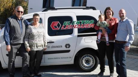 70 Jahre nach der Firmengründung ist die Elektro Leinauer GmbH ein erfolgreiches Familienunternehmen mit zahlreichen Geschäftsfeldern. Im Bild (von links)  Geschäftsführer Hubert und Cornelia Leinauer, Carolin und Daniel Werner mit Töchterchen Linda.