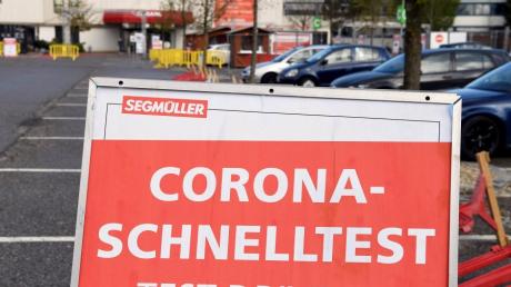 Bei Segmüller in Friedberg werden auf dem Parkplatz Corona-Tests durchgeführt