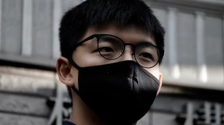 Der pro-demokratische Aktivist Joshua Wong hat an einer nicht genehmigten Demonstration teilgenommen - und muss noch länger in Haft als ohnehin schon.