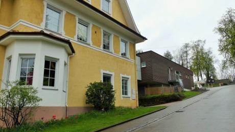 Die Betreuung in der Kindertagesstätte in Kettershausen wird etwas teurer. Das Bild zeigt vorne das Gebäude, in dem der Kindergarten untergebracht ist. Hinten die Kinderkrippe.
