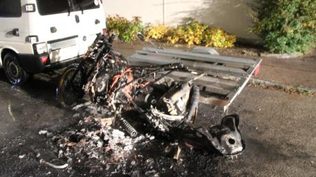 Ein Motorrad brannte im Oktober 2021 in Aichach vollkommen aus. Das Schöffengericht Aichach hält einen 32-Jährigen für den Brandstifter und verhängte deshalb eine Haftstrafe gegen ihn.