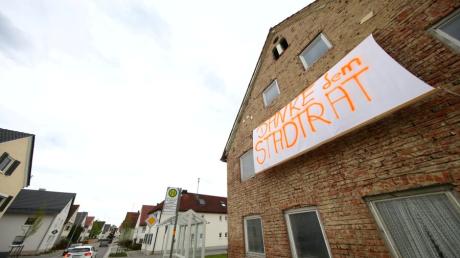 "Danke dem Stadtrat" steht auf zwei Plakaten, mit denen Bürger aus Bubenhausen ihren Ärger über den Ensembleschutz und das beschlossene Denkmalkonzept kundtun.  