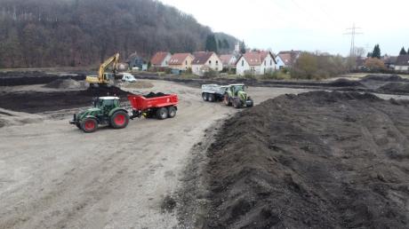 Die Erschließungsarbeiten für das neue Baugebiet "Am Weberanger" in Mühlhausen haben schon begonnen. Im März wurde das Gelände aufgefüllt. Um die geplanten Investitionen in diesem Jahr realisieren zu können, braucht die Gemeinde Affing den Erlös aus dem Verkauf der Bauplätze.